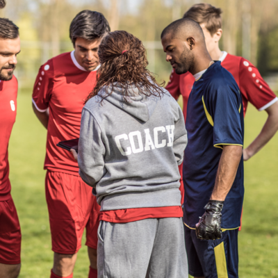 Weiblicher Coach mit Team